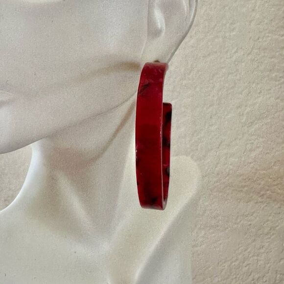 Red marbled lucite hoop earrings - Picture 6 of 8